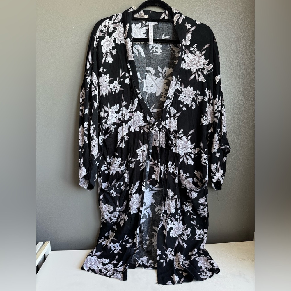 Spiritual Gangster Monochrome Floral Kimono w/Pockets